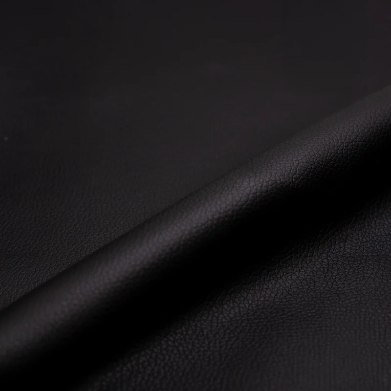 Lot de 2 chaises pour ilot central Josette 63,5 cm en cuir synthétique noir et bois d'hévéa