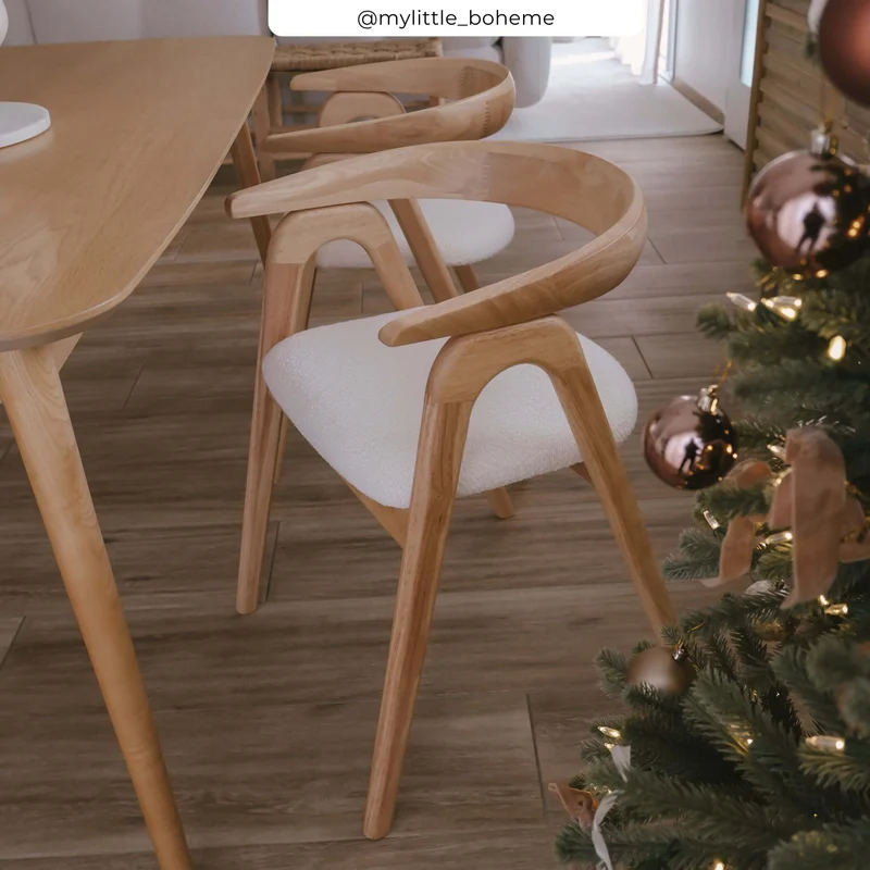 Chaise Hawa en bois d'hévéa clair et tissu bouclé crème