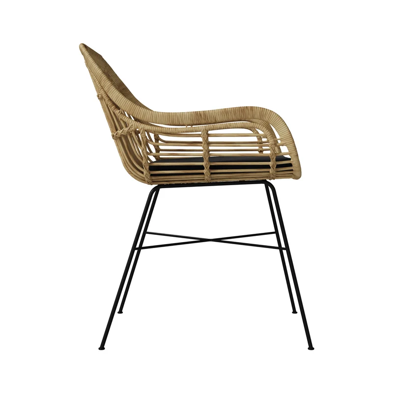 Chaise Chiloe en rotin naturel et pieds en métal noir