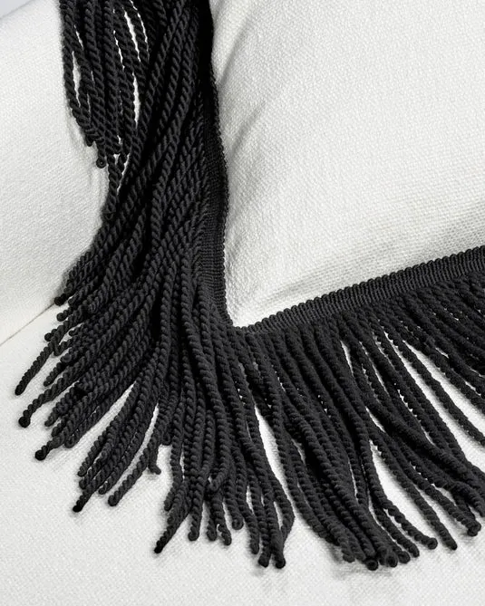 Coussin supplémentaire blanc avec franges noires Frou
