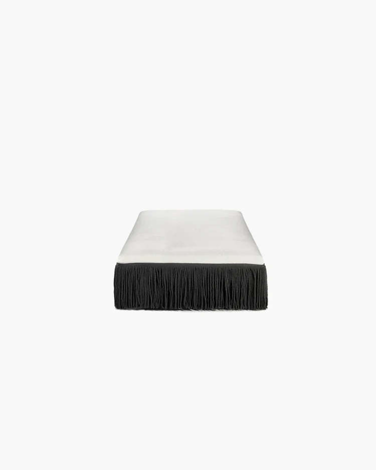Pouf L blanc avec franges noires Frin