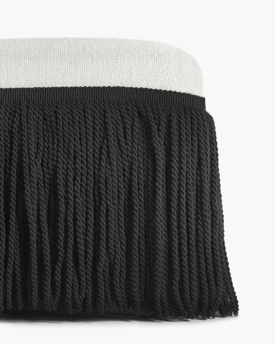 Pouf L blanc avec franges noires Frin