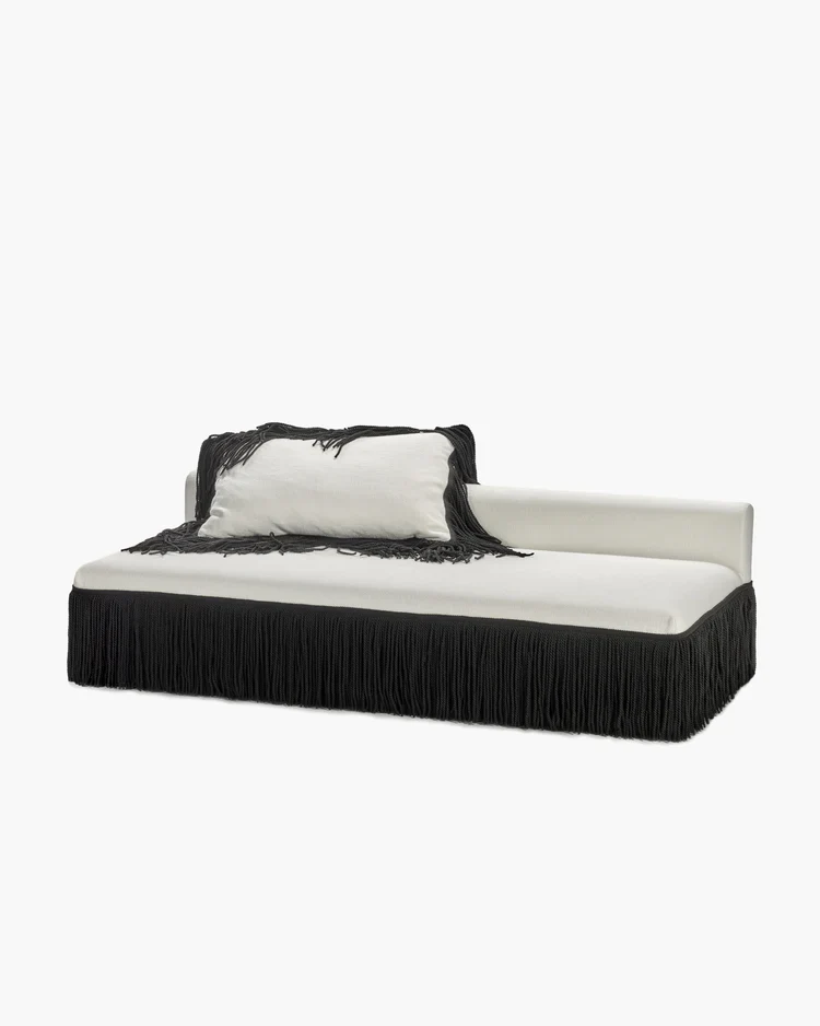 Canapé avec 1 coussin blanc avec franges noires Frou
