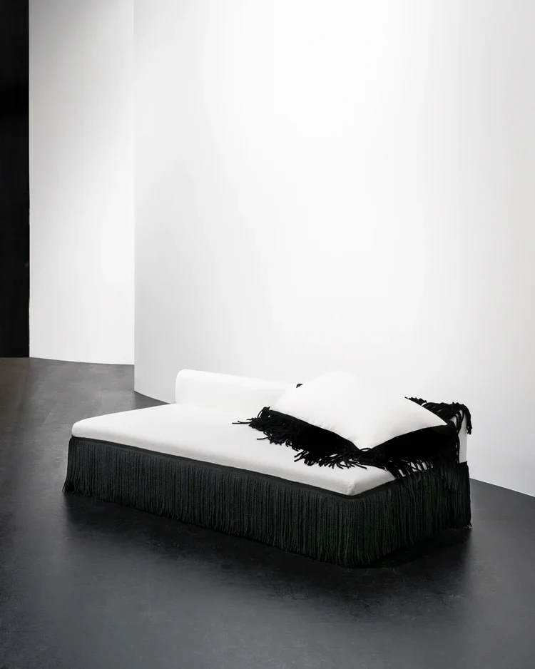 Canapé avec 1 coussin blanc avec franges noires Frou