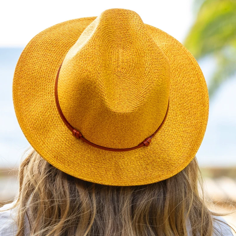 Chapeau en Papier et Lien Cuir