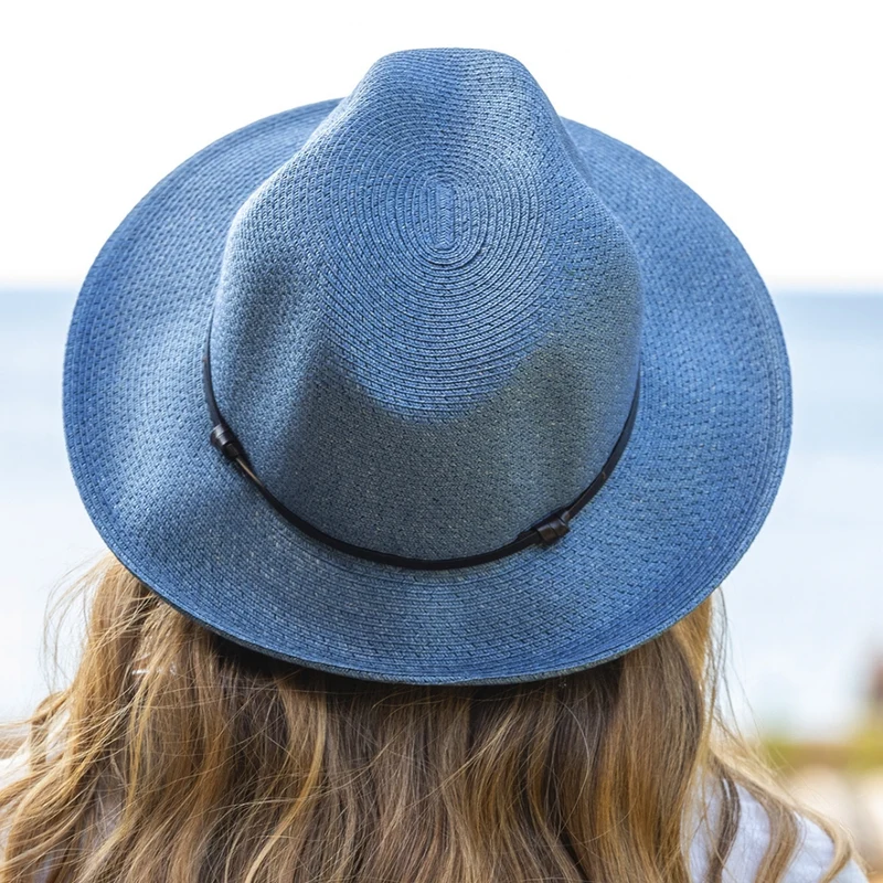 Chapeau en Papier et Lien Cuir