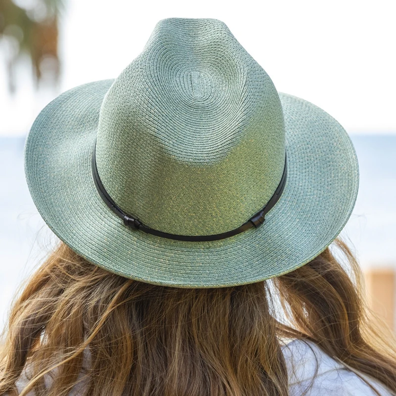 Chapeau en Papier et Lien Cuir