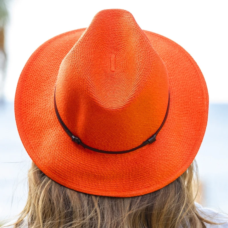 Chapeau en Papier et Lien Cuir