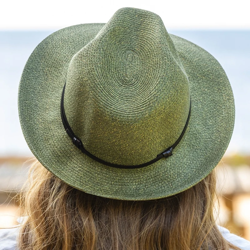 Chapeau en Papier et Lien Cuir